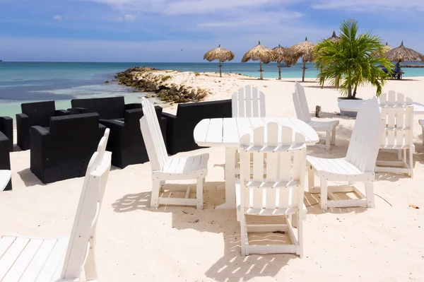 Mesas de restaurante branco e cadeiras na praia — Fotografia de Stock