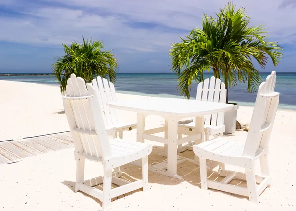 白いレストランのテーブルと椅子ビーチ — ストック写真