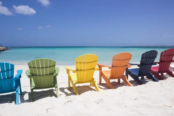Sedie da spiaggia colorate sulla costa caraibica di Aruba — Foto Stock