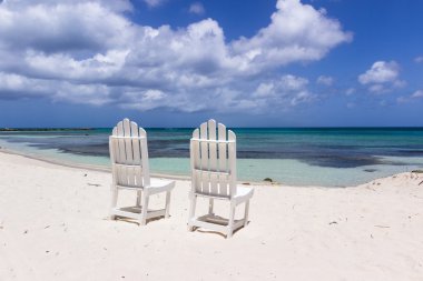 iki beyaz Restoran sandalye 