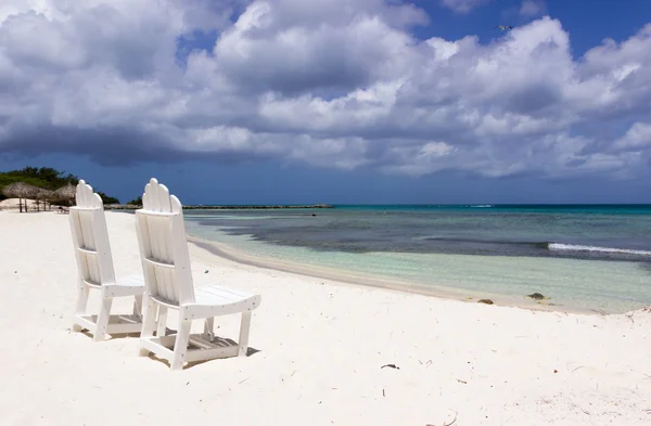 Sedie bianche sulla spiaggia — Foto Stock