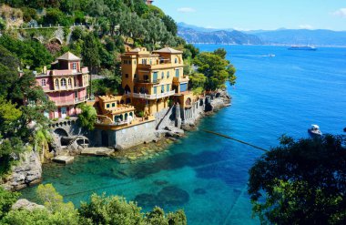                                Portofino yakınlarındaki turkuaz körfezli renkli deniz kenarlı villaların manzarası. Liguria, İtalya