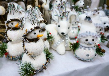                                Noel dükkanındaki komik kardan adam..