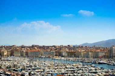                                Marsilya marinasının panoramik manzarası