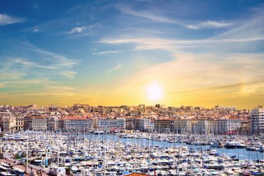                                Marsilya Limanı 'nın üzerinde gün batımının güzelliği
