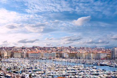                                Marsilya Limanı 'nın üzerindeki bulutlu gökyüzü