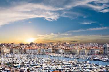                                   Marsilya Limanı üzerinde güzel bir gökyüzü