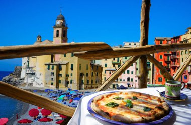                                                          Güzel Camogli limanına bakan pizzacı terası, İtalyan Rivierası, Liguria.