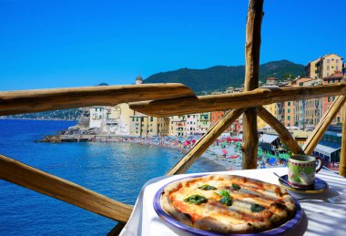                                    Güzel Camogli limanına bakan pizzacı terası, İtalyan Rivierası, Liguria.