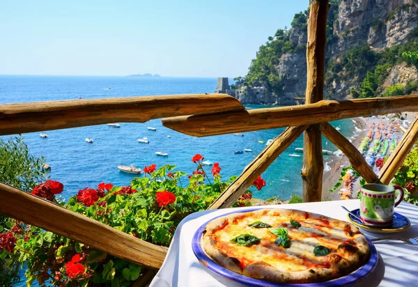 Pizza Miejsce Taras Widokiem Piękne Wybrzeże Positano — Zdjęcie stockowe