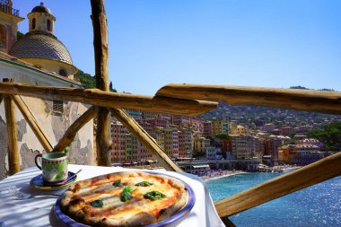                                 Güzel Camogli limanına bakan pizzacı terası, İtalyan Rivierası, Liguria.