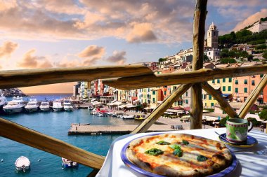                                  Güzel Porto Venere limanına bakan pizzacı terası, İtalyan Rivierası, Liguria,.
