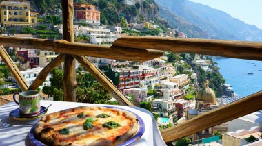                                   İtalya 'nın güzel Positano sahillerine bakan pizzacı terası.