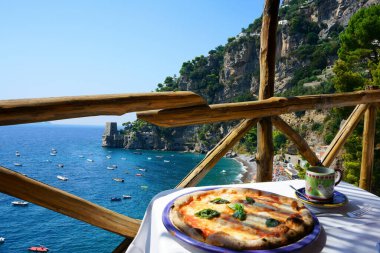                                İtalya 'nın güzel Positano sahillerine bakan pizzacı terası.