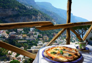                                   Güzel Positano, İtalya manzaralı pizzacı terası.