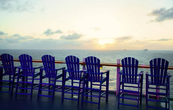 Cadeiras Madeira Navio Cruzeiro Belo Pôr Sol — Fotografia de Stock