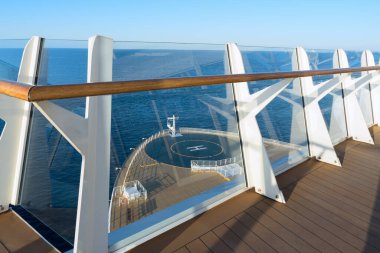       Yolcu gemisinin baş omuzluğundan sakin mavi deniz 