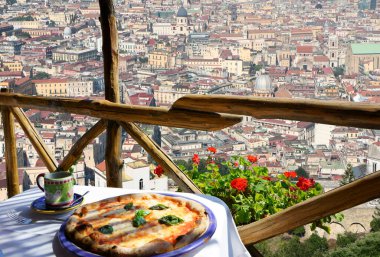 Napoli manzaralı pizzacı terası, İtalya