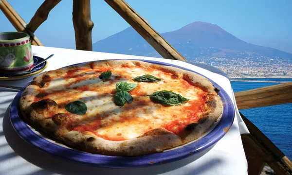                                İtalyan pizzası Margarita, Vezuvius, Napoli, İtalya 'ya bakan terasta servis edilir.
