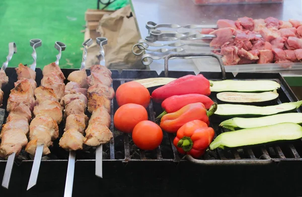 Carne y verduras en la parrilla — Foto de Stock