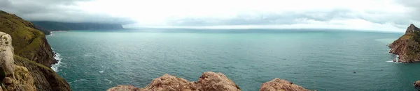 파노라마의 바위 해안의 검은 바다 — 스톡 사진