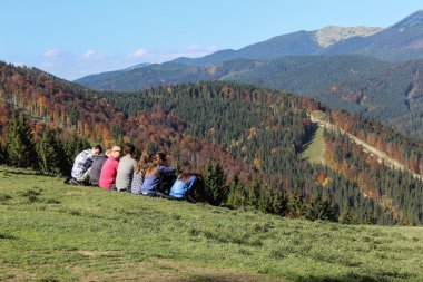 Dağlarda bir grup insan
