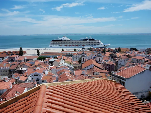 Nave da crociera a Lisbona — Foto Stock