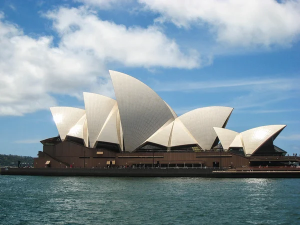 Opera House in Sidney Harbour — Stock Photo, Image