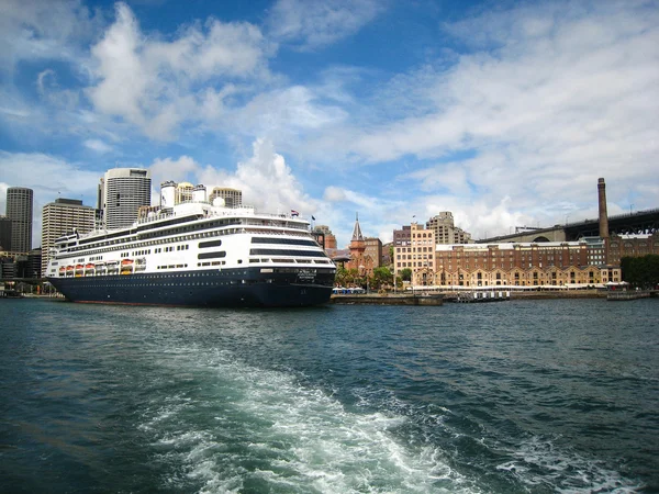 Cruise ship in Sidney — Stock Photo, Image