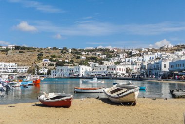 Cove balıkçı tekneleri ile Mikonos Adası şehir