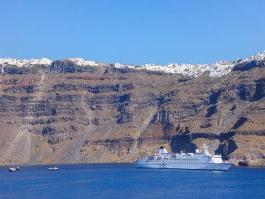 Yunanistan, Santorini 'de küçük bir yolcu gemisi