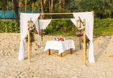 Sahilde romantik töreni için dekorasyon