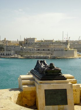 Kuşatma Bell Anıt Anma Ode ile