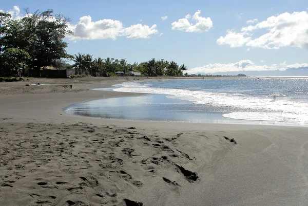 Tahiti, svart sandstrand – stockfoto