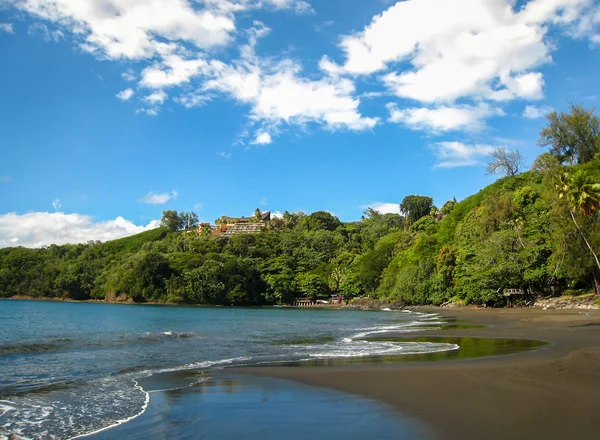 Tahiti, svart sandstrand – stockfoto