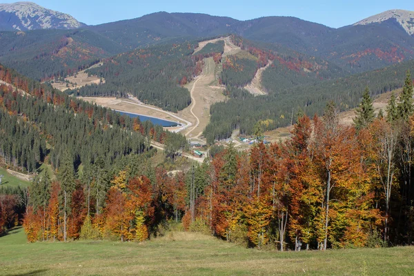 Estación de esquí de montaña en otoño — Foto de Stock