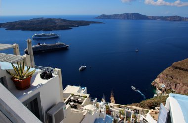 Santorini, denize bakan