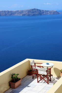 Santorini, denize bakan restoranda