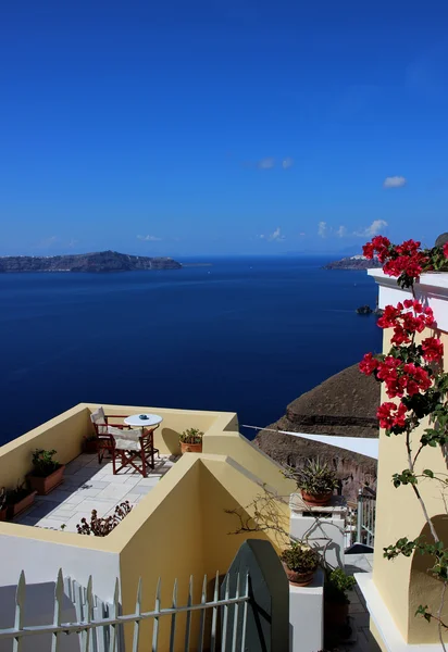 Restaurant in Santorini mit Blick auf das Meer — Stockfoto