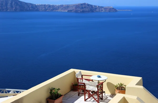 Restaurant in Santorini mit Blick auf das Meer — Stockfoto