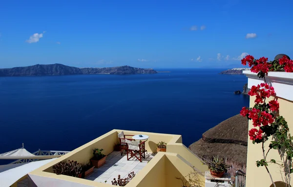 Restaurant in Santorini mit Blick auf das Meer — Stockfoto