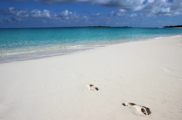 Fußabdrücke im Sand am Paradiesstrand in Nassau, Bahamas — Stockfoto