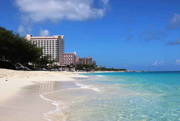 Paradise beach y Atlantis hotel resort en Nassau, Bahamas — Foto de Stock