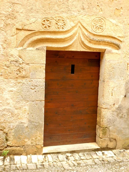 Porte médiévale avec linteau en pierre sculptée — Photo