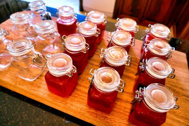 Ev yapımı küçük biber kavanozları ev yapımı organik biberlerden yapılır. Bazen acı biber reçeli deniyor..