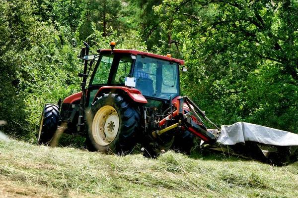 Traktor Sekání Trávy Poli Před Sušením Balením — Stock fotografie