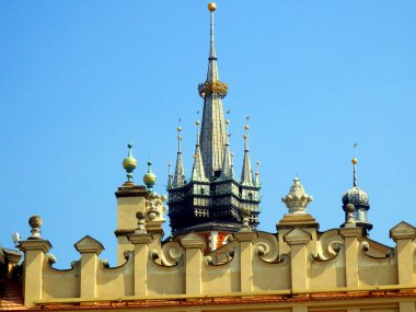 Parapet Cloth Hall Ana Meydanı, Krakow, Polonya'nın arkasında görülen Saint Mary's Basilica iki kule