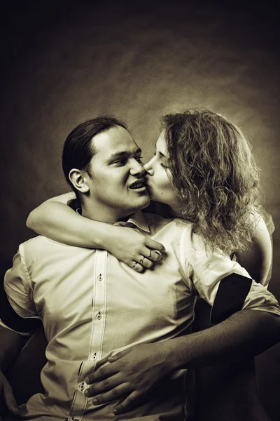 Casal jovem beijando sobre fundo escuro — Fotografia de Stock