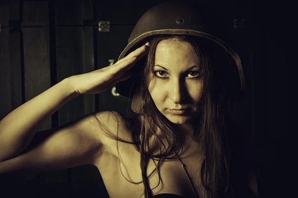 Salut de la jeune femme en casque — Photo