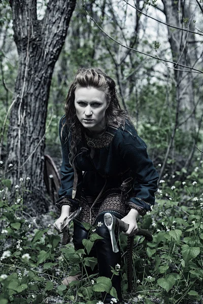 Femme scandinave dans une forêt — Photo